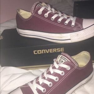 Classic low top maroon converse